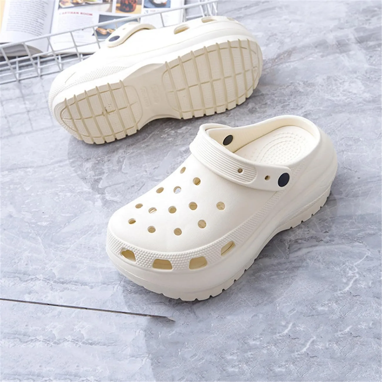 Fashion comfortable platform clogs for women's outdoor and indoor cloud slides Casual pillows sandals beach shoes jogging shoes walking shoes wading shoes