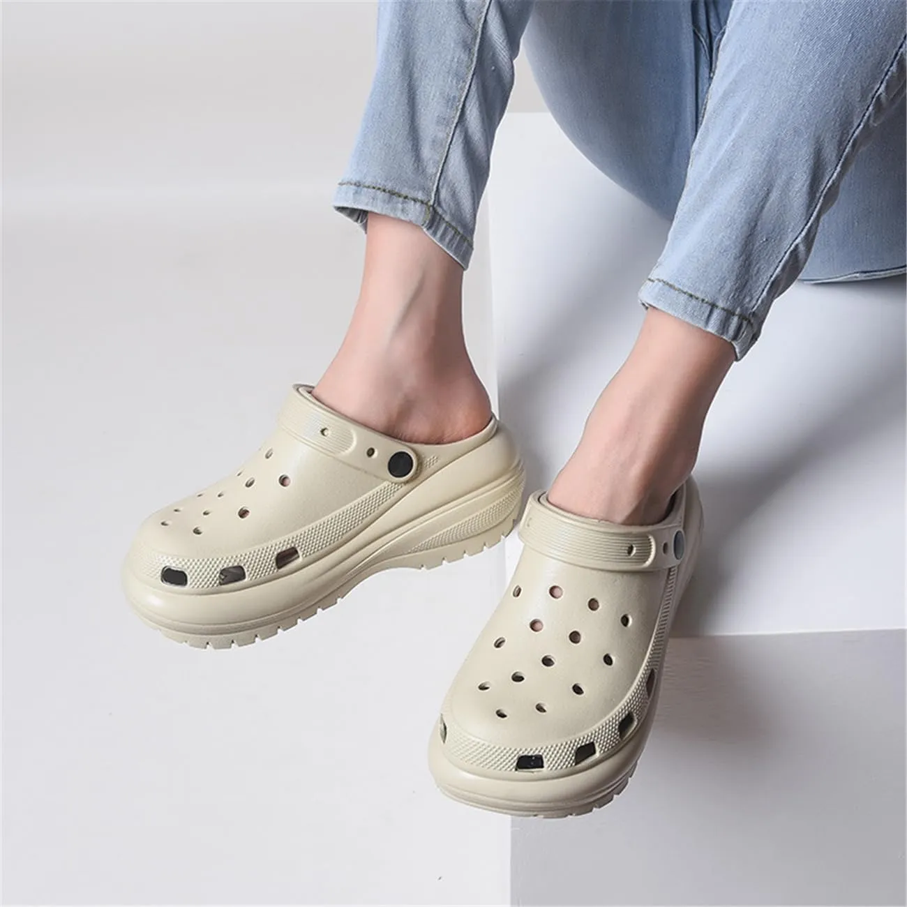 Fashion comfortable platform clogs for women's outdoor and indoor cloud slides Casual pillows sandals beach shoes jogging shoes walking shoes wading shoes