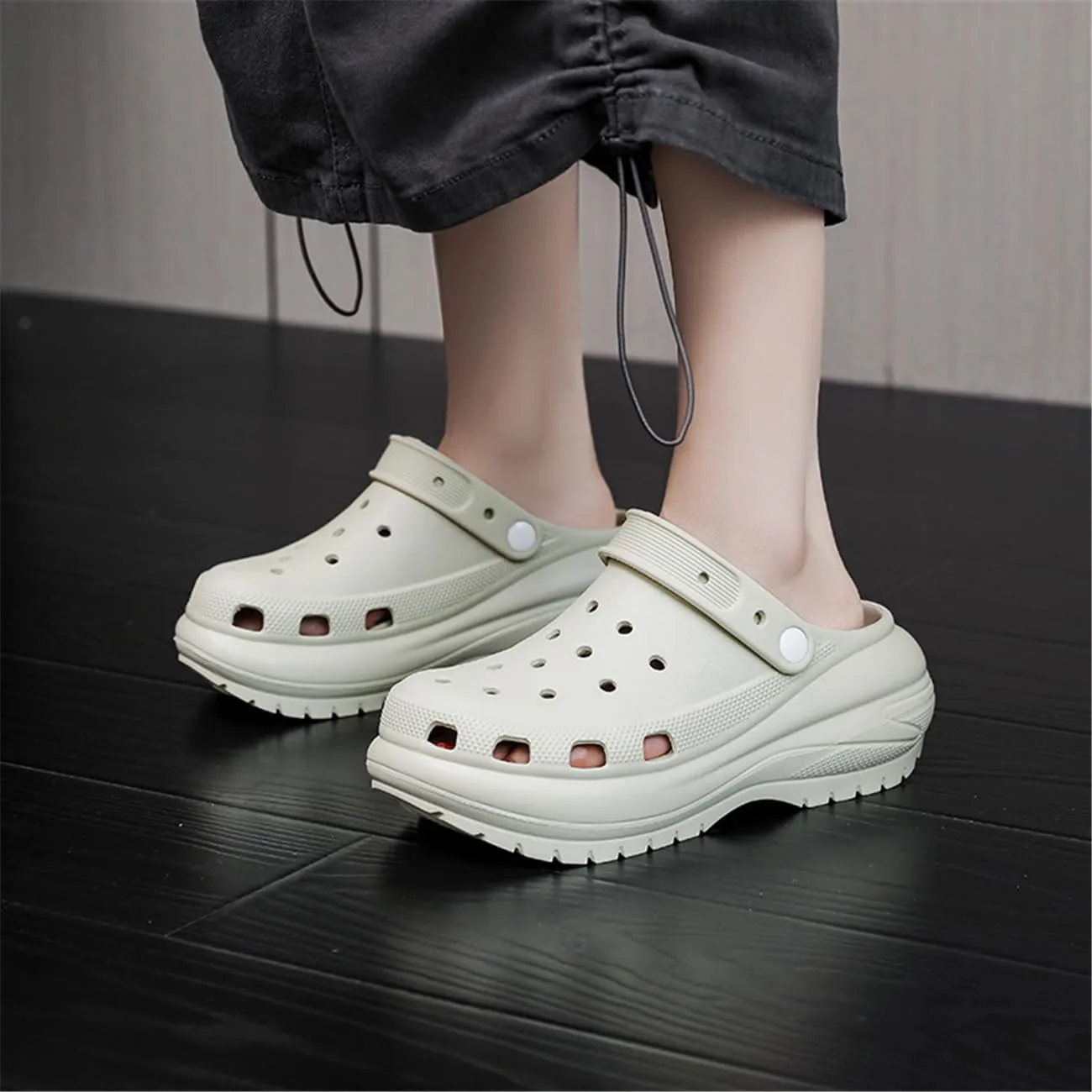 Fashion comfortable platform clogs for women's outdoor and indoor cloud slides Casual pillows sandals beach shoes jogging shoes walking shoes wading shoes