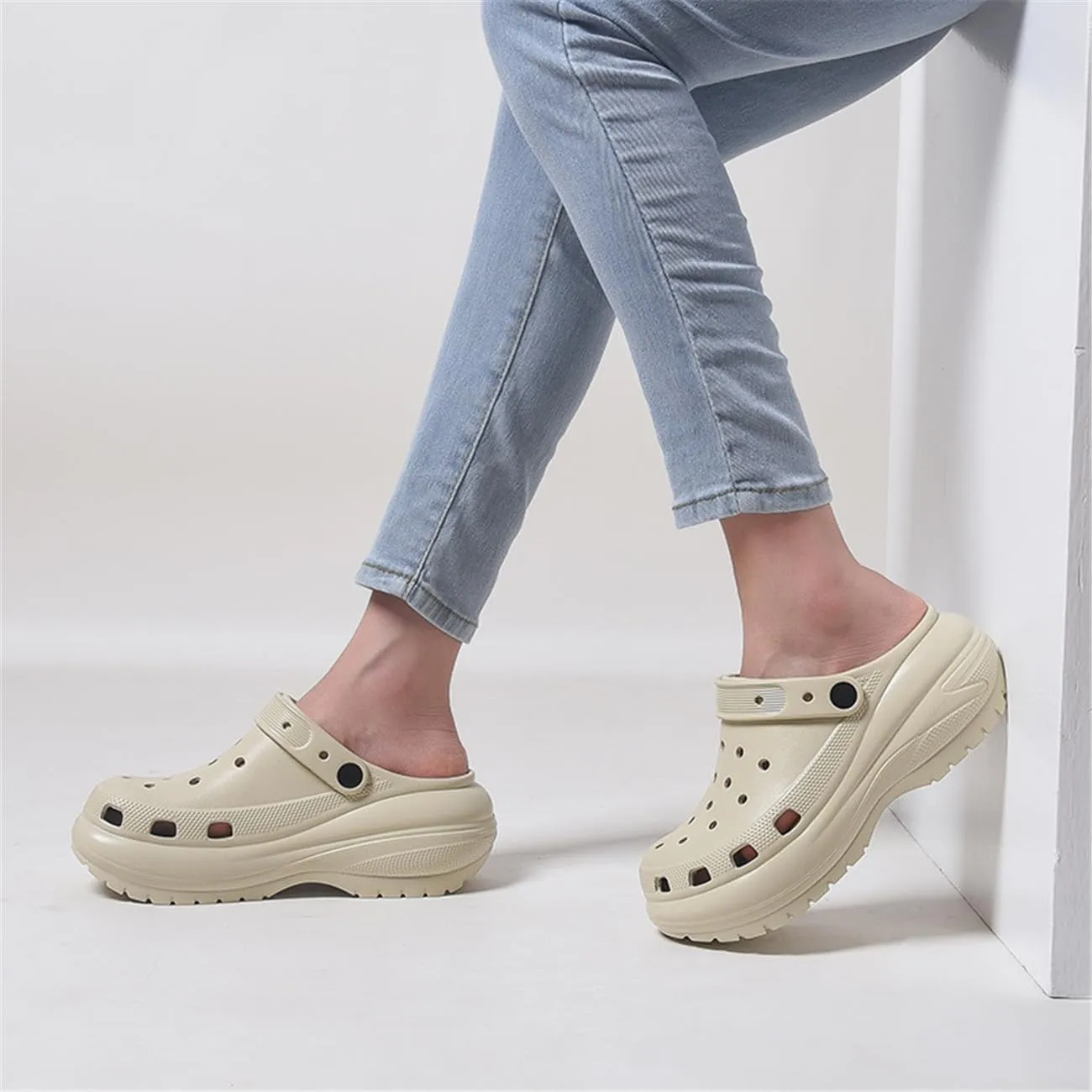 Fashion comfortable platform clogs for women's outdoor and indoor cloud slides Casual pillows sandals beach shoes jogging shoes walking shoes wading shoes